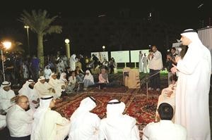 فيصل اليحيى متحدثا للحضور ضمن سلسلة حوارات التغيير في ساحة الارادة مساء امس الاولقاسم باشا
