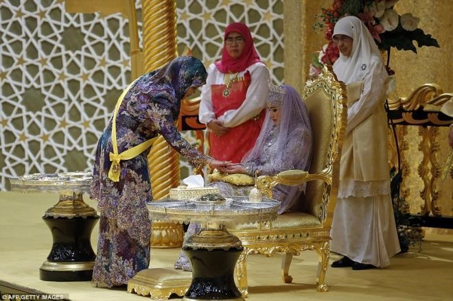 بالفيديو والصور.. سلطان بروناي يحتفل بزفاف ابنته حفيظة في ليلة أسطورية