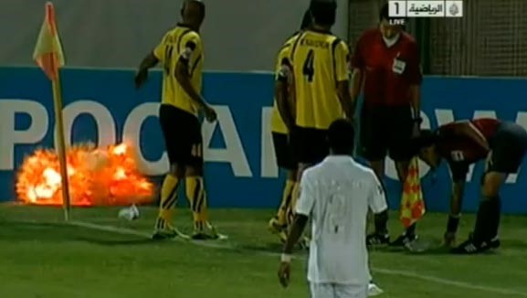 فيديو.. لاعب ينجو من قنبلة ألقتها الجماهير الإيرانية