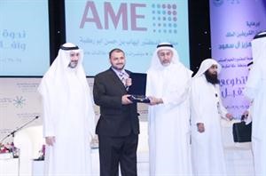 مدير مركز الاراء اثناء تسلمه درع المشاركة في الندوة﻿