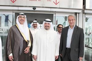 الشيخ دطلال الفهد وفي استقباله السفير مجدي الظفيري