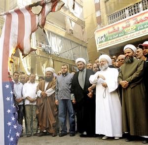 رجال دين سنة وشيعة يحرقون العلم الاميركي احتجاجا على الاساءة للرسول صلى الله عليه وسلم في صيدا امسمحمود الطويل