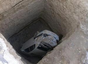 السيارة في الحفرة﻿