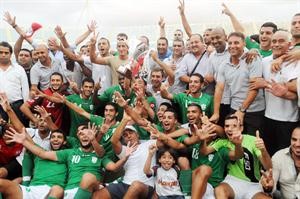 لاعبو الانصار يحتفلون بالحصول على كاس السوبر اللبنانية﻿
