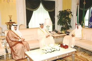 سمو ولي العهد الشيخ نواف الاحمد مستقبلا مسالم الاذينة والشيخ محمد العبدالله﻿