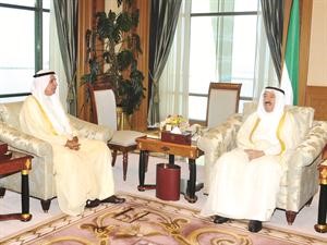 صاحب السمو الامير الشيخ صباح الاحمد مستقبلا عبدالله الرومي﻿
