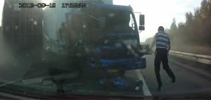 بالفيديو.. «أغرب حادث في العالم».. سائق شاحنة يخترق الزجاج الامامي عقب اصطدامه بشاحنة اخرى !!