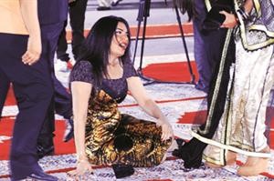 عبير صبري اثناء سقوطها في ختام المهرجان الدولي للمراة﻿