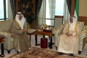 صاحب السمو الامير الشيخ صباح الاحمد خلال لقائه جاسم الخرافي