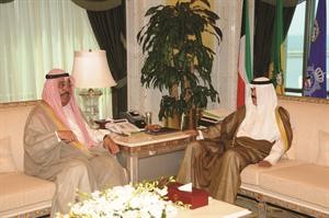 سمو ولي العهد خلال لقائه الشيخ جابر الخالد