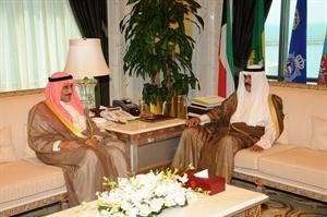 سمو ولي العهد الشيخ نواف الاحمد مستقبلا الشيخ دابراهيم الدعيج