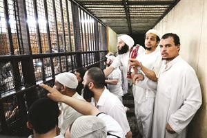 المسلحون الاسلاميون خلال جلسة محاكمتهم امس في القاهرة 	افپ﻿