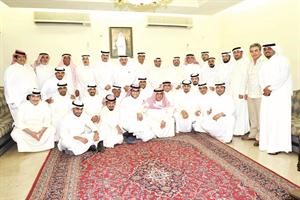 لقطة جماعية لعدد من الحضور وابناء عائلة الانصاري