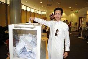 طالب يدلي بصوته﻿