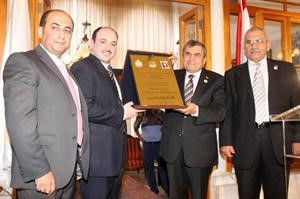 منواف الدبوس يتسلم درعا تكريمية من شوقي دلال