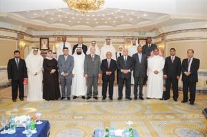 دعبداللطيف البدر ودعبداللطيف البعيجان ودالغريب اسماعيل مع الحضور في اللقاء 	فريال حماد﻿