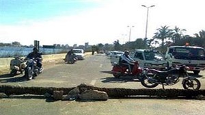سائق يتعرى في الشارع احتجاجاً على مخالفة مرورية