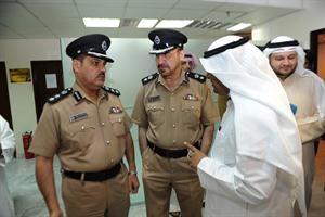 العقيد عبدالرحمن الحقان والمقدم بدر الفيلكاوي يتحدثان للزميل محمد الدشيش﻿