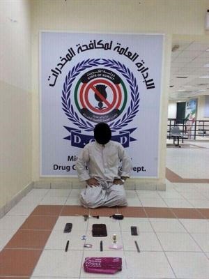 المتهم وامامه المضبوطات﻿