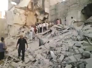 سوريون يبحثون عن ناجين تحت انقاض منزل دمرته غارة جوية على حي المعادي في حلب امس اپ