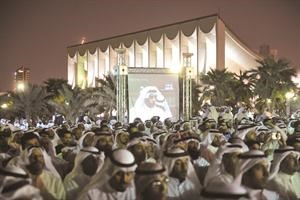 جانب من تجمع ساحة الارادة ويبدو فيصل اليحيى متحدثا على الشاشة في شريط فيديو من احدى جلسات المجلس