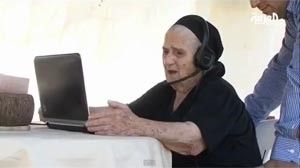 بالفيديو.. الجدة اللبنانية «أجونة» بعمر المئة مدمنة «سكايب»