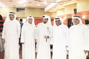 عميد المعهد دفهد السليم يتوسط المحتفى به عبدالله العابر ورئيس قسم التمثيل والاخراج دفهد الهاجري