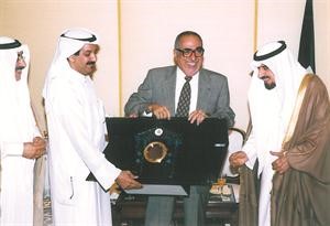 بورحمة يقدم درعا تذكارية لسمو الامير الراحل الشيخ جابر الاحمد رحمه الله