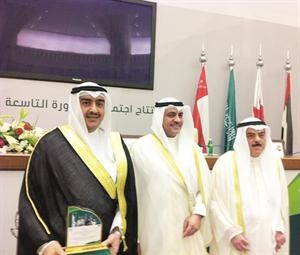 عماد العبلاني يتسلم الجائزة من وزير المواصلات سالم الاذينة ووكيل الوزارة محمد الكندري
