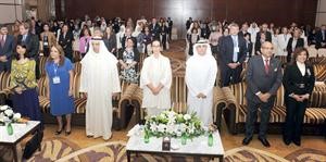 الشيخة امثال الاحمد تتوسط فاروق الزنكي وسامي الرشيد وقيادات القطاع النفطي في افتتاح المؤتمر

