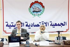 دستيفن هيرتوغ في جانب من المحاضرة
