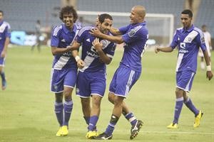 مهاجم الهلال ياسر القحطاني يحتفل مع زملائه بهدفه في مرمى الشباب
