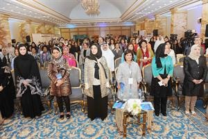 الشيخة عايدة سالم العلي ونبيلة العنجري تتقدمان الحضور في افتتاح المؤتمر هاني عبدالله
