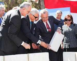 الرئيس ميشال سليمان خلال وضعه حجر الاساس لمبنى اكاديمي في الجامعة الاميركية	محمود الطويل﻿