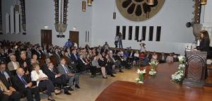 النائبة نايلة تويني متحدثة خلال حفل تكريم الراحل غسان التويني في الجامعة الاميركية امس محمود الطويل