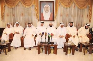 احمد السعدون متوسطا دفيصل المسلم ومسلم البراك وفلاح الصواغ ودعادل الدمخي ودمحمد الهطلاني ومناور ذياب ومحمد الخليفة