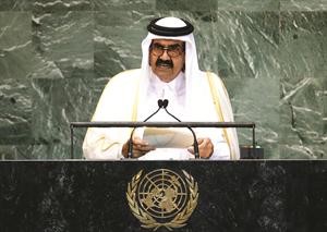 امير قطر الشيخ حمد بن خليفة ملقيا كلمته امام الجمعية العامة امس رويترز