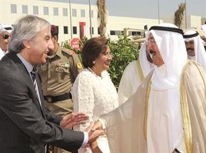 صاحب السمو الامير مصافحا دموسى محسن وتبدو دموضي الحمود﻿