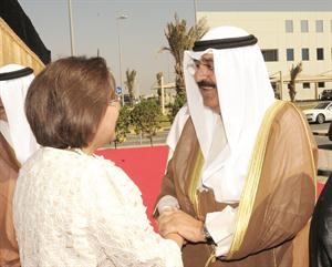 الشيخ مشعل الاحمد مصافحا دموضي الحمود﻿