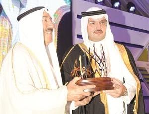 صاحب السمو الامير يتسلم هدية تذكارية من صاحب السمو الملكي الامير تركي بن طلال﻿