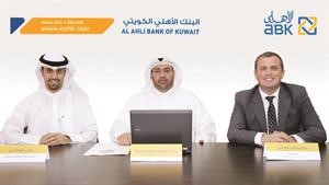 ستيوارت لوكي وعبدالعزيز اشكناني وعلي البغلي خلال اعلان الفائز﻿