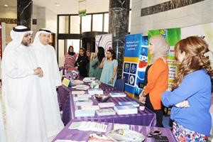 دراشد العجمي خلال جولة داخل المعرض 	قاسم باشا﻿