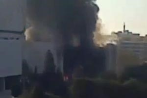 صورة عن فيديو بثته شبكة شام للنيران والدخان المتصاعد من قيادة الاركان بعد الانفجارين امس