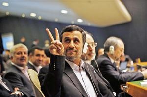 الرئيس الايراني احمدي نجاد يرفع علامة النصر قبل القاء كلمته امام الامم المتحدة رويترز