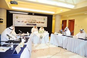 دعبدالله سهر واحمد باقر ودعبدالرضا اسيري وعبدالوهاب الهارون وعبدالرزاق الشايجي خلال الحلقة النقاشية