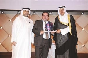 الشيخ سلمان الحمود وماضي الخميس يكرمان وليد كنفاني	 قاسم باشا﻿