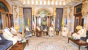 صاحب السمو الامير الشيخ صباح الاحمد لدى لقائه الوزير دنايف الحجرف واعضاء الفريق الاقتصادي﻿