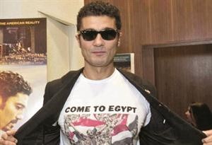 خالد النبوي يرتدي تي شيرت مكتوبا عليه تعالوا الى مصر 
