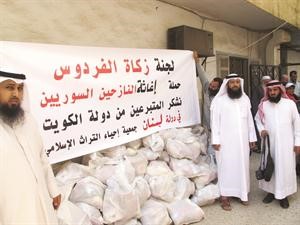 سعود المطيري خلال توزيع المعونات

