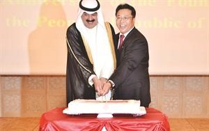 وكيل وزارة الخارجية السفير خالد الجارالله مشاركا السفير الصيني في قطع كعكة الاحتفال﻿